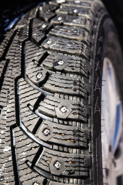 Neumático tachonado invierno. Rueda del coche. Condiciones de hielo en la carretera —  Fotos de Stock