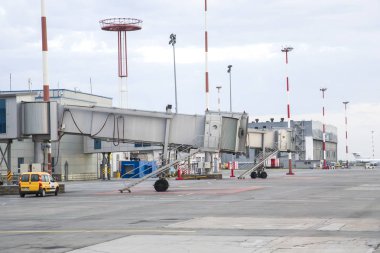 Uzun çekmece için havaalanında uçak kapısı yol açın