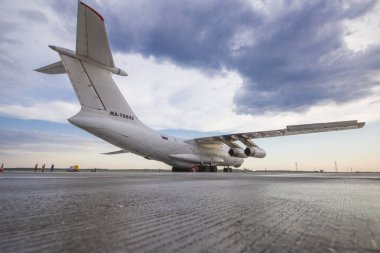 Havaalanında bir büyük Rus kargo uçağı Il-76
