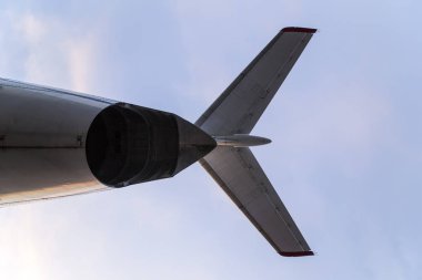 Yolcu uçağı, görünümü ile arkasında. uçağın kuyruk