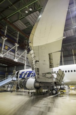 Ufa, Rusya Federasyonu. 19 Mayıs 2018: Yolcu uçak Utair havayolu gövde ve motor bakım onarım Havaalanı hangarında