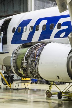 Ufa, Rusya Federasyonu. 19 Mayıs 2018: Yolcu uçak Utair havayolu gövde ve motor bakım onarım Havaalanı hangarında.