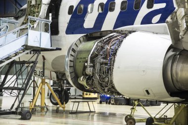Ufa, Rusya Federasyonu. 19 Mayıs 2018: Yolcu uçak Utair havayolu gövde ve motor bakım onarım Havaalanı hangarında.