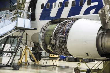 Ufa, Rusya Federasyonu. 19 Mayıs 2018: Yolcu uçak Utair havayolu gövde ve motor bakım onarım Havaalanı hangarında.
