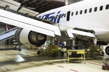 Ufa, Rusya Federasyonu. 19 Mayıs 2018: Yolcu uçak Utair havayolu gövde ve motor bakım onarım Havaalanı hangarında.