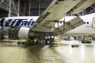 Ufa, Rusya Federasyonu. 19 Mayıs 2018: Yolcu uçak Utair havayolu gövde ve motor bakım onarım Havaalanı hangarında