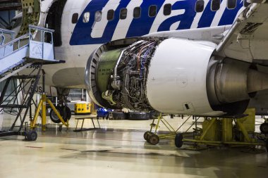 Ufa, Rusya Federasyonu. 19 Mayıs 2018: Yolcu uçak Utair havayolu gövde ve motor bakım onarım Havaalanı hangarında