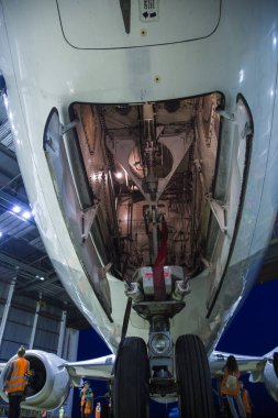 Ön iniş takımı yolcu uçak yakın bakım bir hangarda