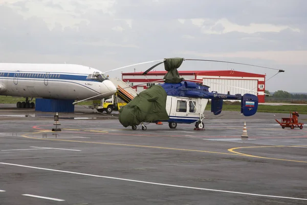 俄罗斯 2018年5月19日 机场停车场内用篷布覆盖的直升机 — 图库照片