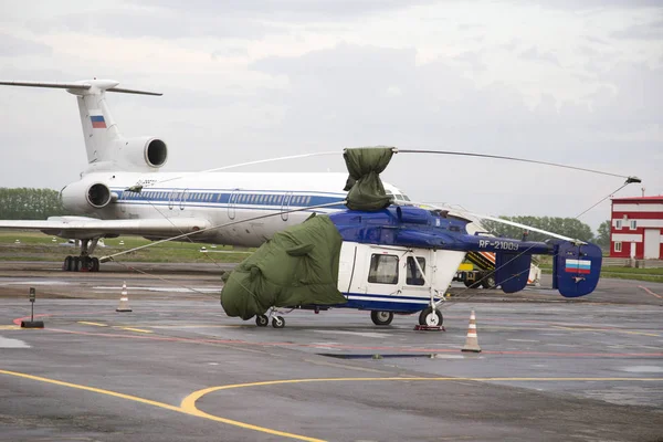 ウファ ロシア連邦 2018 ヘリコプターは空港で駐車場の防水シートで覆われて — ストック写真