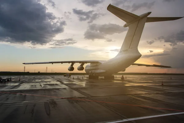 Grande Avião Carga Russo Aeroporto Contra Fundo Céu Nublado Pôr — Fotografia de Stock