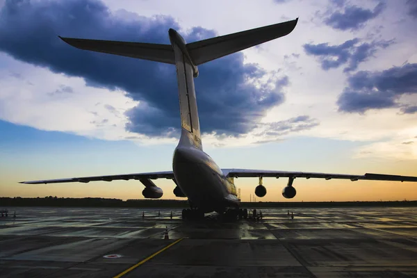 Silhouette Avion Aéroport Contre Ciel Avec Nuages Coucher Soleil — Photo