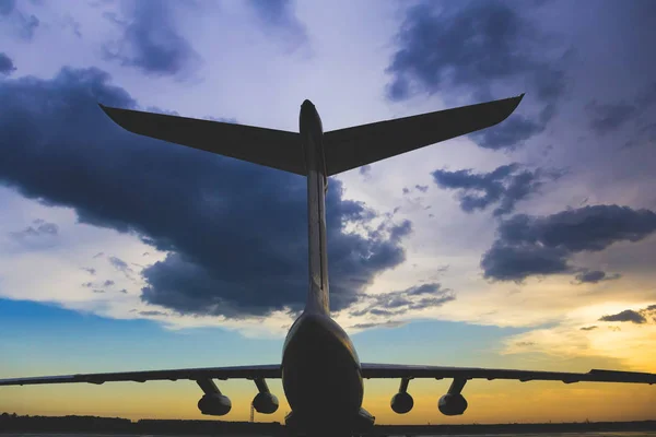 Silhouet Van Vliegtuig Luchthaven Tegen Hemel Met Wolken Zonsondergang — Stockfoto
