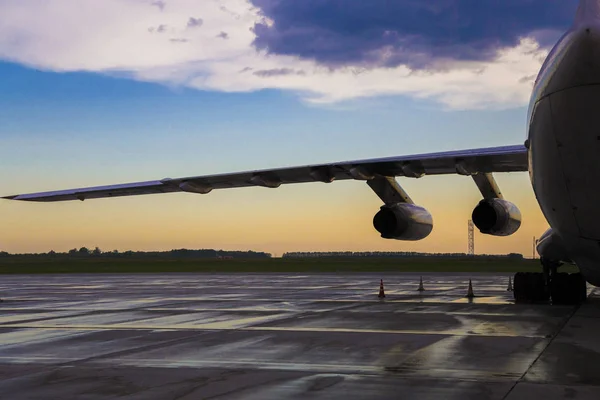 Sylwetka Skrzydła Samolotu Silników Lotnisku Przed Niebo Chmur Zachód Słońca — Zdjęcie stockowe