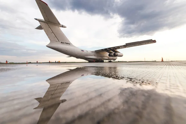 Grand Avion Cargo Russe Aéroport Son Reflet Dans Eau Sur — Photo