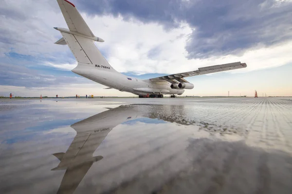 Bir Büyük Rus Kargo Uçağı Hava Arka Planı Onun Yansıması — Stok fotoğraf