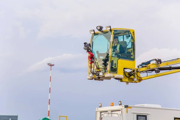 Airport technical service vehicle for cleaning the aircraft fuselage from snow and ice