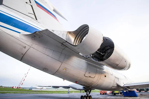 ウファ ロシア連邦 空港に駐機している 2018 ソ連の旅客機のクローズ アップ分解エンジンと 154 — ストック写真