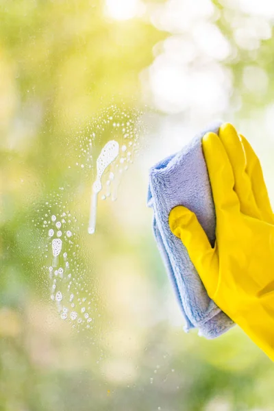 Ένα Γυναικείο Χέρι Στα Φωτεινά Κίτρινα Λαστιχένια Γάντια Πλένει Καθαρισμός — Φωτογραφία Αρχείου