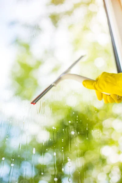 Limpiacristales Limpieza Manual Con Detergente Limpiaparabrisas Goma Aluminio Una Mujer —  Fotos de Stock