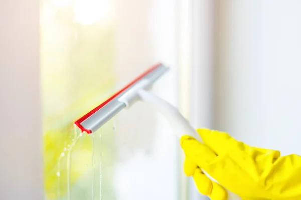 Painel Janela Vidro Limpeza Mão Com Detergente Limpador Alumínio Borracha — Fotografia de Stock