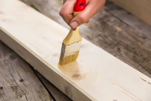 Mano Femenina Con Pincel Pinta Barniza Superficie Madera Primer Plano — Foto de Stock