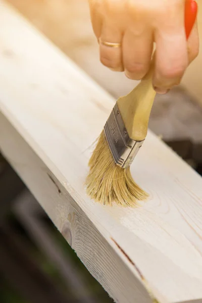 Mano Femenina Con Pincel Pinta Barniza Superficie Madera Primer Plano — Foto de Stock