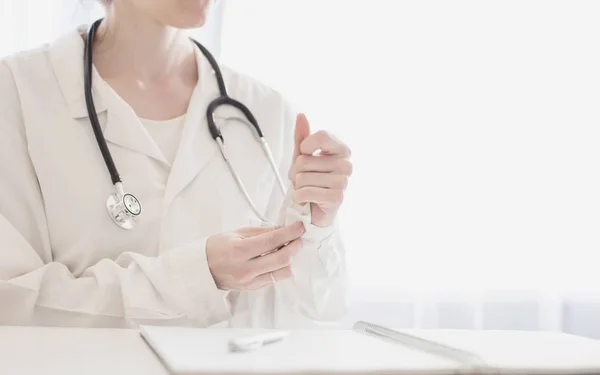 Médico Vestido Vestir Com Estetoscópio Senta Uma Mesa — Fotografia de Stock