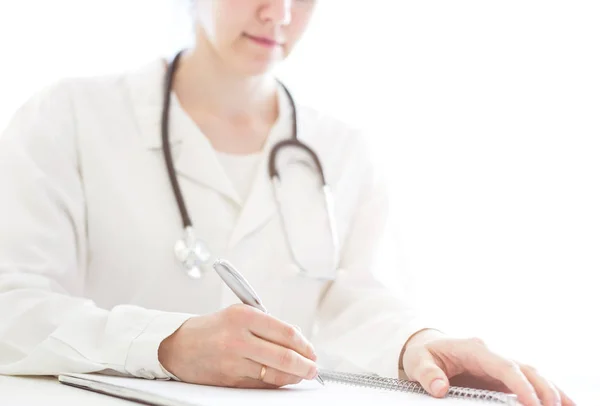 Médico Vestido Vestir Com Estetoscópio Senta Uma Mesa Escreve — Fotografia de Stock