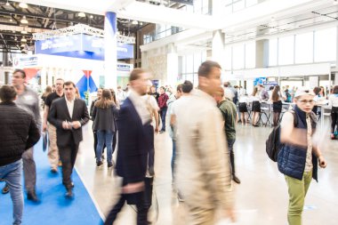 Ufa, Rusya 24 Mayıs 2018: iş forumu - petrol ve teknoloji. Fotoğraf hareket. Bir sürü insan içinde uzun pozlama üzerinde iş merkezi