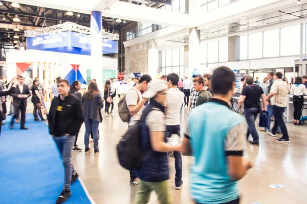 Ufa, Rusia 24 de mayo de 2018: Foro Empresarial Petróleo y Tecnología. Foto en movimiento. Un montón de gente dentro del centro de negocios en larga exposición — Foto de Stock