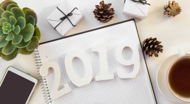 Mutlu yeni yıl düzeni. 2019 Not defteri ve metin için boş alan numaralandırır. Noel süsleri, Noel oyuncaklar, altın yıldız. Yeni yıl için hedefler. cep telefonunuzu alay