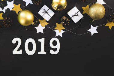Mutlu yeni yıl düzeni. 2019 Not defteri ve metin için boş alan numaralandırır. Noel süsleri, Noel oyuncaklar, altın yıldız, hediyeler. Yeni yıl için hedefler. üzerinde siyah artalanları alay