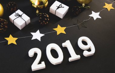 Mutlu yeni yıl düzeni. 2019 Not defteri ve metin için boş alan numaralandırır. Noel süsleri, Noel oyuncaklar, altın yıldız, hediyeler. Yeni yıl için hedefler. üzerinde siyah artalanları alay
