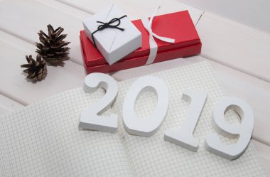 Noel ve yeni yıl düzeni. dekorasyon, koniler, çelenk, etli, hediyeler, rakamlar 2019, xmas flatlay. Mockup defter, yazma hedefleri, yeni yıl için planları takvim, günlüğü, planlayıcısı