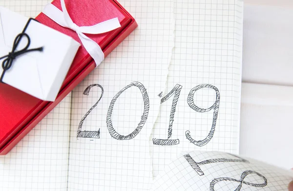 Mano da vuelta el calendario 2018 - 2019. Planes y metas para el nuevo año. Regalos de Navidad — Foto de Stock