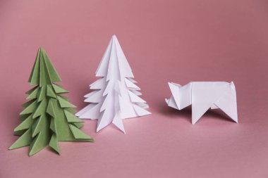 Çince Zodyak işareti domuz yılı. yeşil origami kağıt ağaç ve 2019, pembe bir arka plan üzerinde beyaz domuz sembolü boş alan için metin, Minimalizm. Mutlu yeni yıl 2019 yıl, flatlay takvim