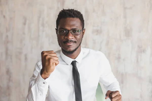 Retrato de um jovem afro-americano num fato de negócios. emoções no rosto. alegria da vitória, sucesso, felicidade. isolado em fundo branco, espaço livre para texto — Fotografia de Stock