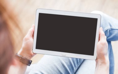 Modern kafede beyaz tablet pc ile siyah ekranla holding eller mockup görüntü