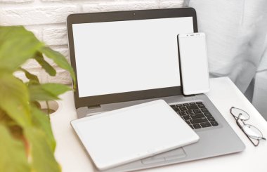 Duyarlı tasarım mockup. Cep telefonu, dijital tablet ve dizüstü kadar alay et. Ofis Masası