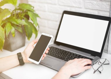 Duyarlı tasarım mockup. Cep telefonu, dijital tablet ve dizüstü kadar alay et. Ofis masası üzerinde eller kadın