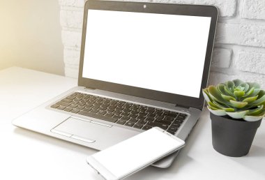 Duyarlı tasarım mockup. Cep telefonu, dijital tablet ve dizüstü kadar alay et. Ofis Masası