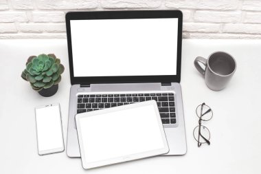 Duyarlı tasarım mockup. Cep telefonu, dijital tablet ve dizüstü kadar alay et. Ofis Masası