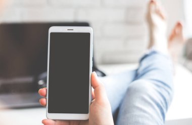 Kadının görüntüsünü mockup Office uylukta boş ekran ile beyaz cep telefonu tutan eller