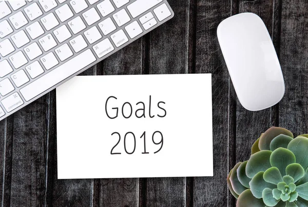 Planes, metas y acciones para el Año Nuevo 2019. Vista superior, teclado, bloc de notas. Aplanado — Foto de Stock