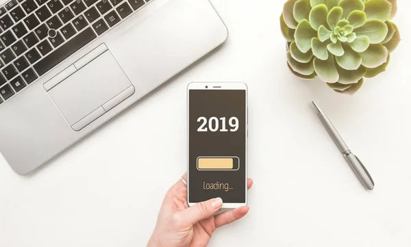 Planes, metas y acciones para la carga de Año Nuevo 2019. Vista superior, teclado, bloc de notas. Aplanado — Foto de Stock