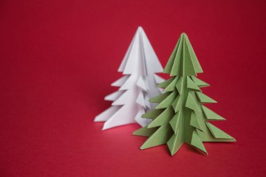 yeşil origami kağıt ağaç ve 2019, kırmızı bir arka plan üzerinde beyaz sembolü boş alan için metin, Minimalizm. Mutlu yeni yıl 2019 yıl