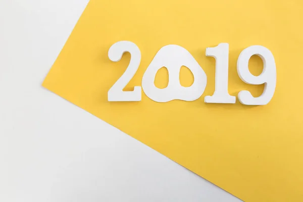 Signo del zodíaco chino año de cerdo, cerdo cortado en papel amarillo, feliz año nuevo 2019 año . — Foto de Stock