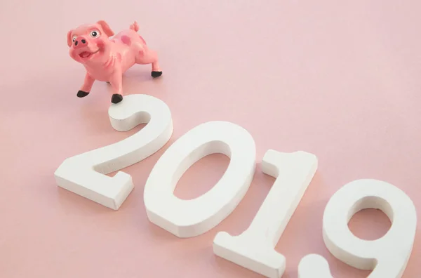 Signo del Zodíaco Chino Año de Cerdo, Papel rosa cortado cerdo, Feliz Año Nuevo 2019 año. figura de cerdito — Foto de Stock