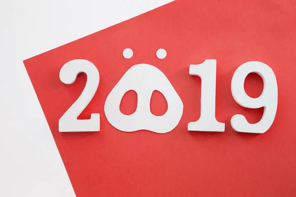 Chinese Zodiac Sign Year of Pig, Red paper cut pig,Happy New Year 2019 year. flatlay calendar — Stock Photo, Image